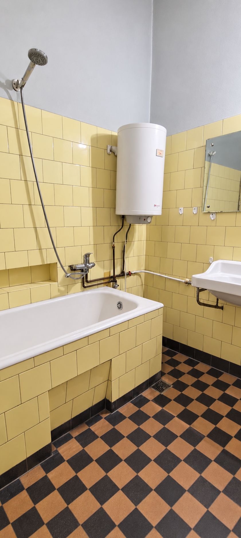 Apartament la casă, 80 mp utili și teren de 190 mp – zona centrală - foto 9