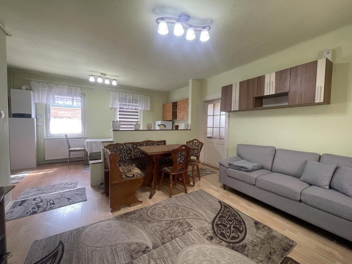 Apartament la casă - central cu terasă, pod și pivniță – 76 mp utili