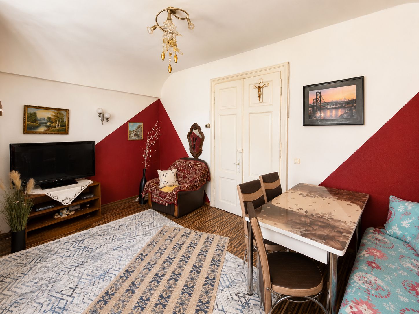 Apartament la casă cu teren, garaj în Centrul Sibiului – Strada Hegel